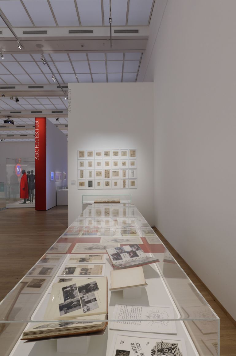 c-a-zieht-an_alistair-overbruck_121677-4