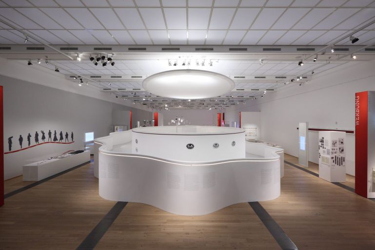 ausstellung-drai-c6a-zieht-an-007-e1489092330635