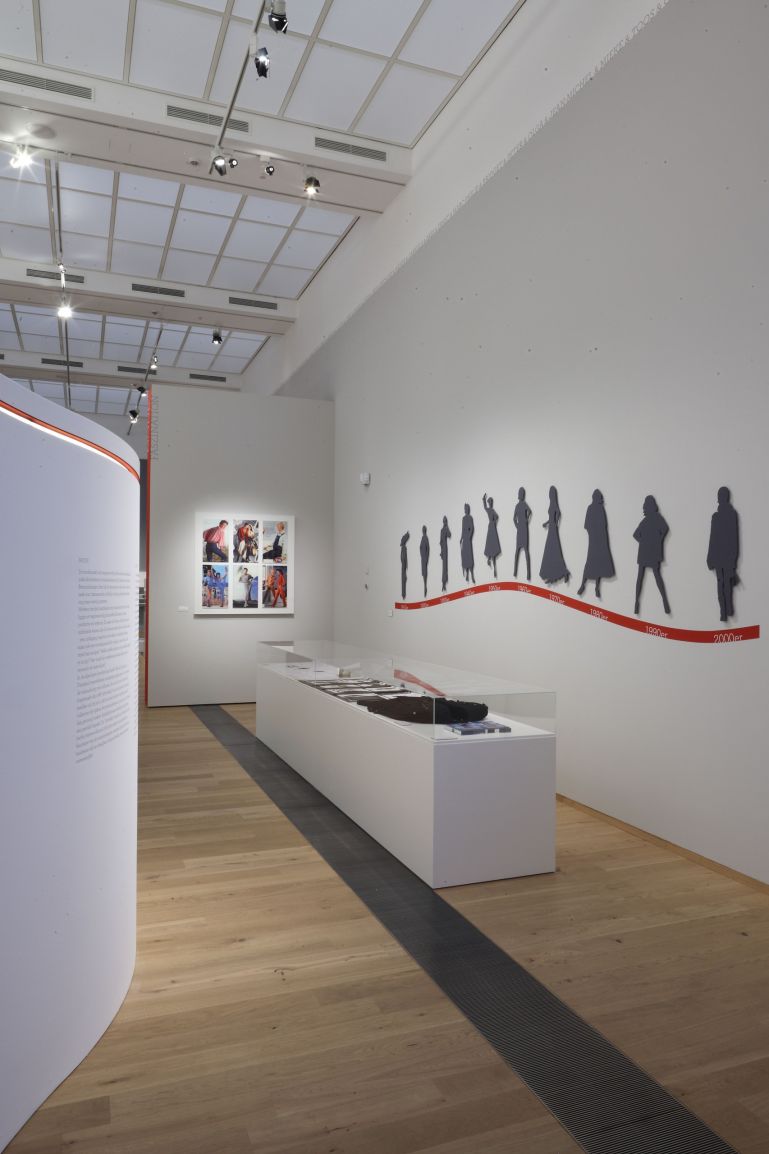 c-a-zieht-an_alistair-overbruck_121677-2